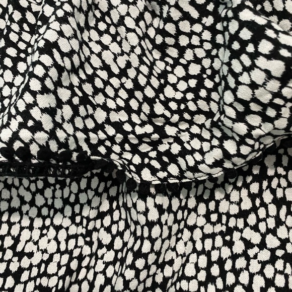 *SOLD* NWOT Romper with pockets! Size XS - Picture 4 of 4